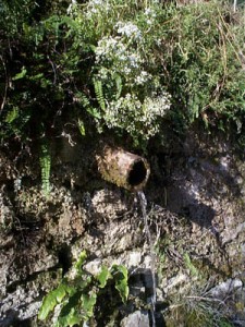 La Moutena, fontaine dans la cour.